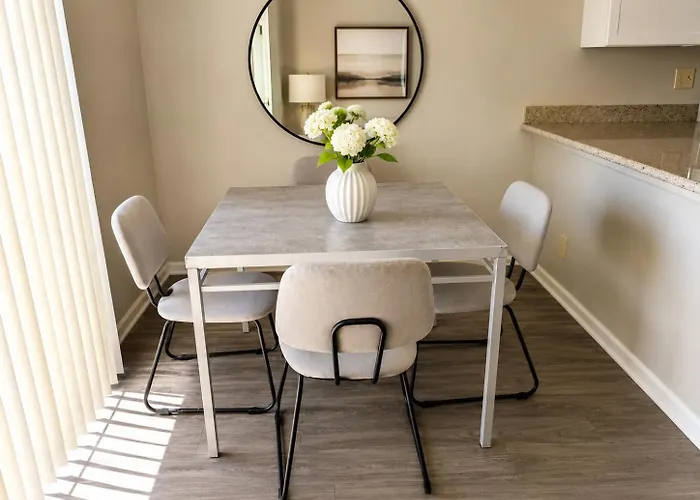 Haven 2br,2ba, Pool, Gym & King Bed Apartment Chandler
